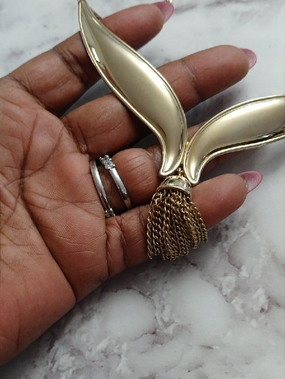 Avon Vintage 1972 Royal Tassel - Gold-Tone Sculpted Wing Tassel Necklace - Picture 3 of 6